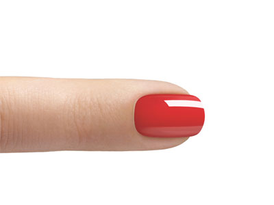 Foto von einem einzelnen Finger, welcher rot lackiert ist. 